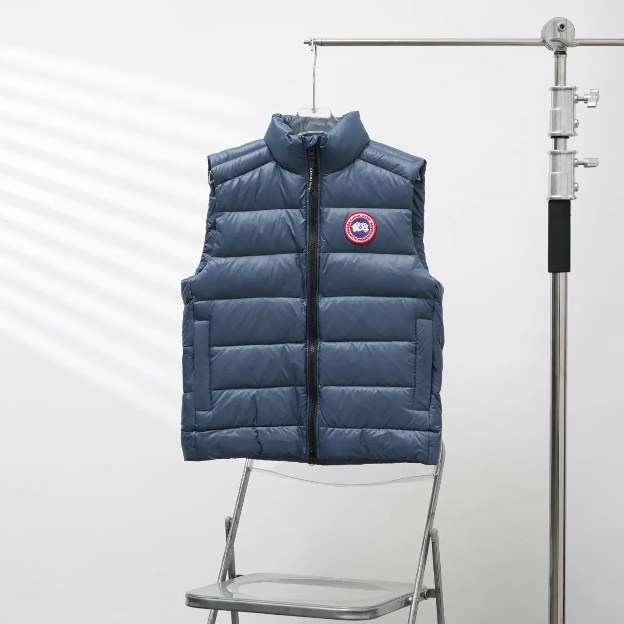 P480 top version Canadian brand vest new model Canada Goose has always been recognized as the warmest down jacket. Various Instagram celebrities, Internet celebrities, and celebrities often wear it for street photos. I make Canada Goose every year, but I still can’t get rid of my love for it. No matter how cold the days are, there is no need to be afraid, because there is! Filled with 90% white duck down, it is the legendary warmest down jacket and is known as a must-have for Arctic outdoor sports! The most popular down jacket in the world, celebrities are rushing to buy it, it is a must-have! Same style for men and women Size: xs ~ xxl